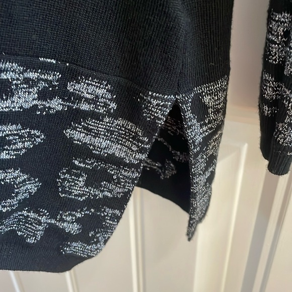 🩶ADRIENNE VITTADINI black with metallic print trim tunic sweater. S - Picture 6 of 9